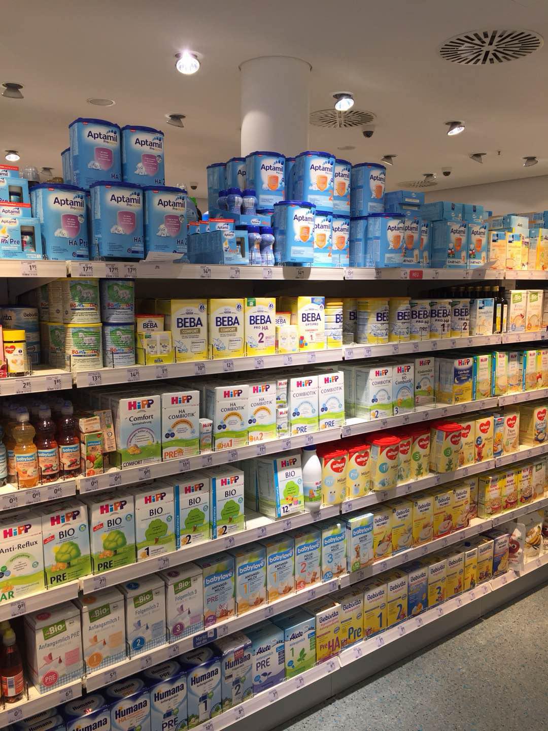 在德国超市，雀巢BEBA被摆放在显眼位置